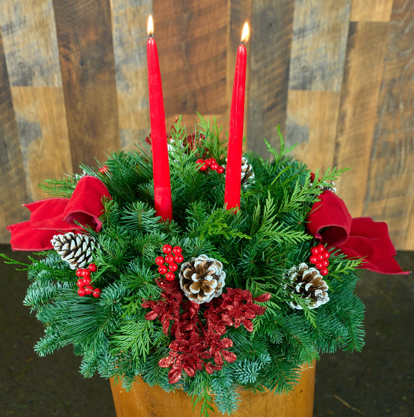 Centro de mesa con doble vela y luces navideñas