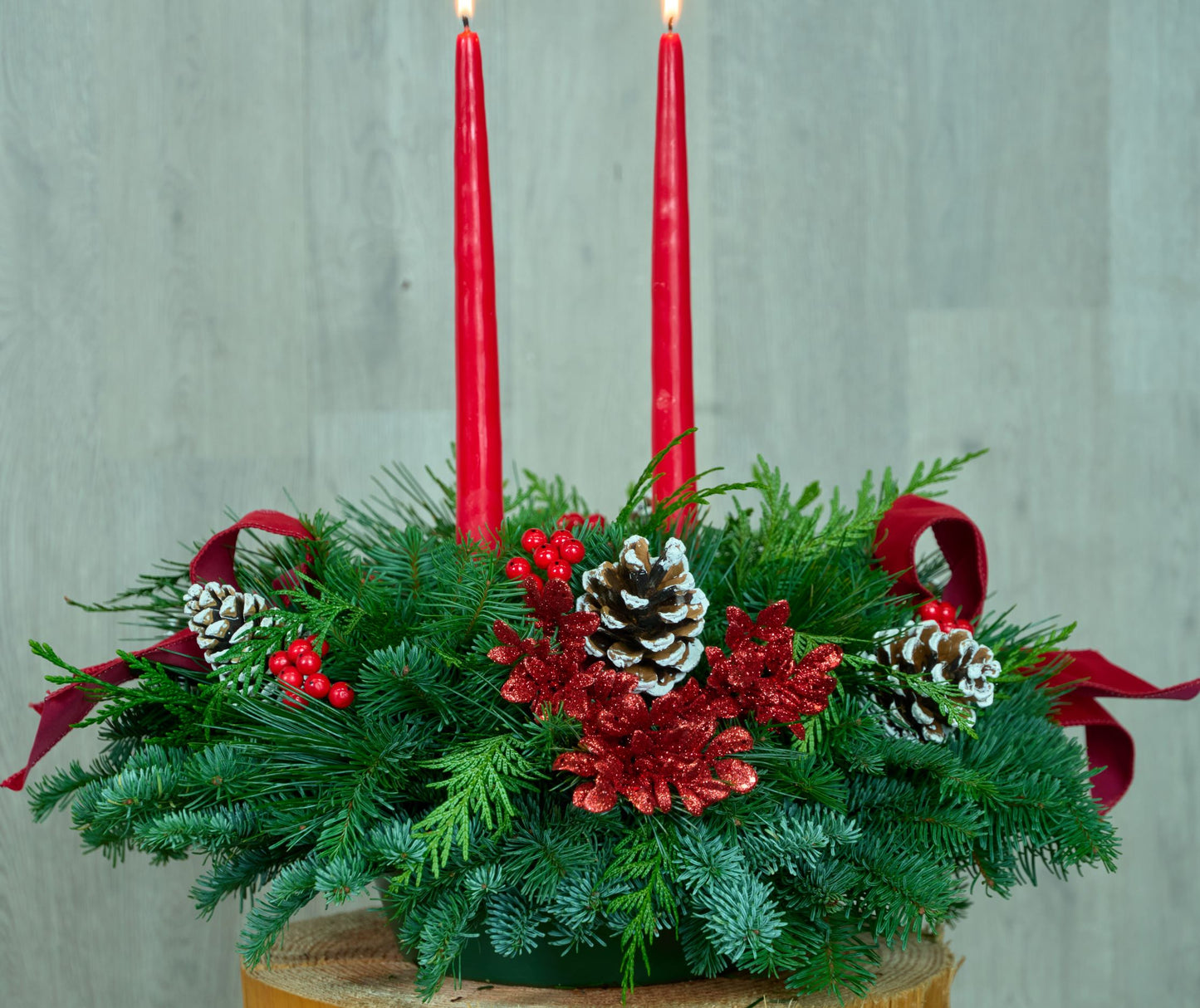 Centro de mesa con doble vela y luces navideñas